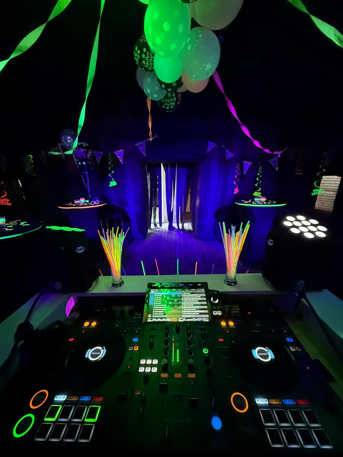 www.opblaasbaretenthuren.nl feest in neonlicht